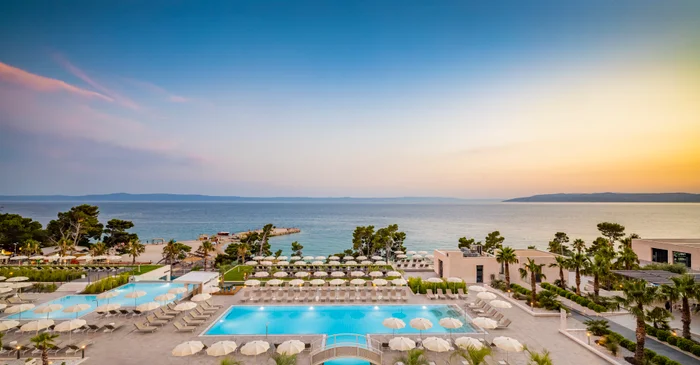 26_Aminess_Khalani_Beach_Hotel_04_Pool_and_Relax_Zone_pool-relax-zone-5