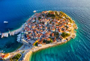 primosten-town-croatia-view-city-from-air-seascape-with-beach-old-town-view-from-drone-peninsula-with-houses-travel-vacation-image