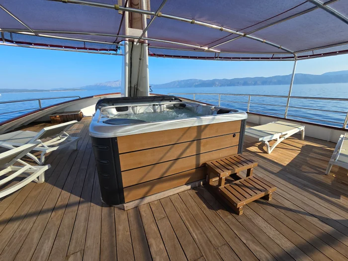 Adriatic Pearl sun deck jacuzzi