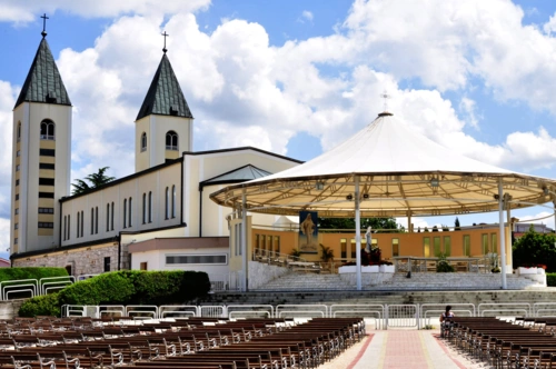 Saint_James_Church_(St._Jakov)_Medjugorje_-_Hotel_Pansion_Porta_-_Bosnia_Herzegovina_-_Creative_Commons_by_gnuckx_(4694635177)