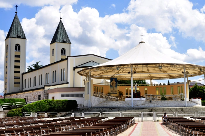 Saint_James_Church_(St._Jakov)_Medjugorje_-_Hotel_Pansion_Porta_-_Bosnia_Herzegovina_-_Creative_Commons_by_gnuckx_(4694635177)
