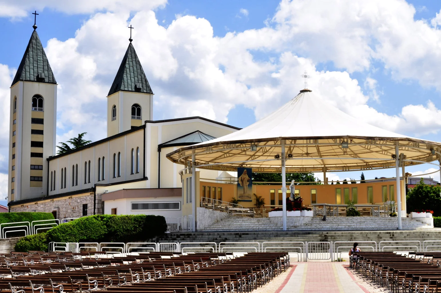 Saint_James_Church_(St._Jakov)_Medjugorje_-_Hotel_Pansion_Porta_-_Bosnia_Herzegovina_-_Creative_Commons_by_gnuckx_(4694635177)